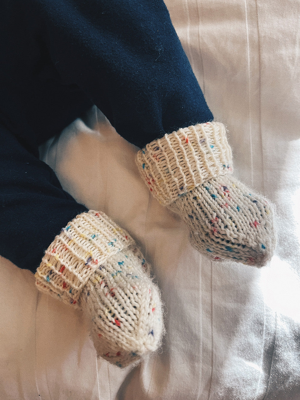 Baby sokker og votter - lysegrå med dotter - str nyfødt