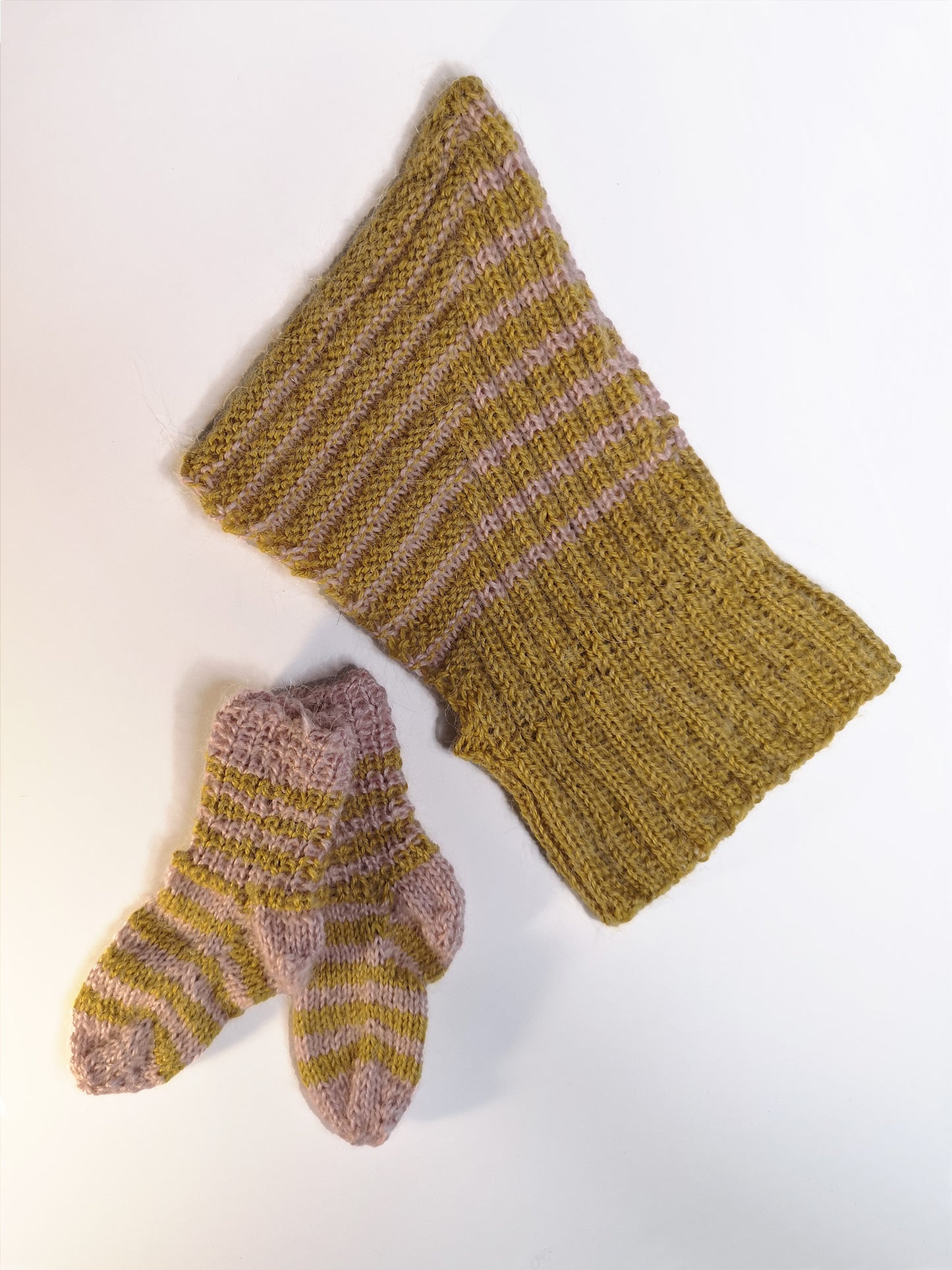 Baby pixielue og sokker - str 0-3 mdr