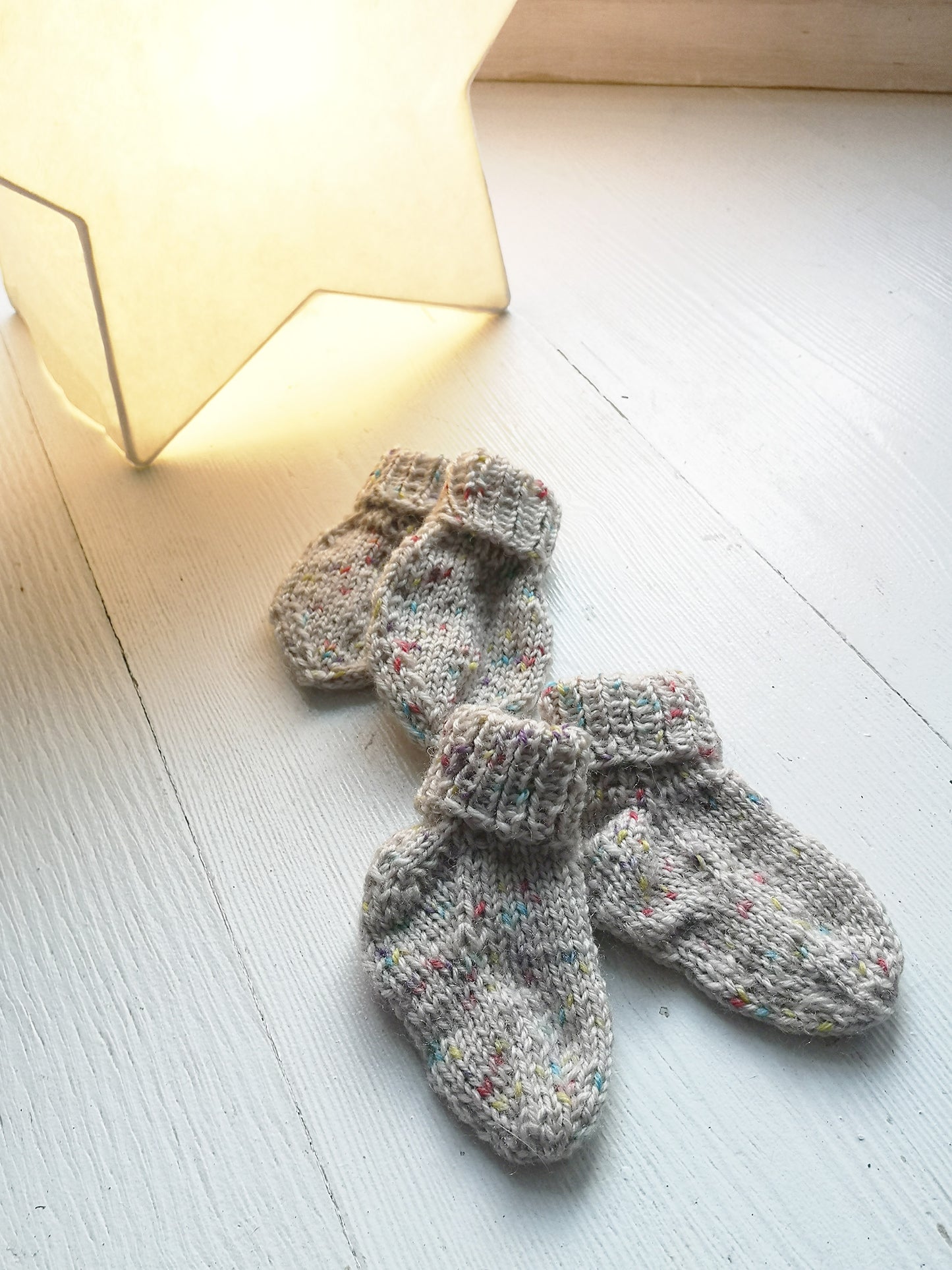 Baby sokker og votter - lysegrå med dotter - str nyfødt